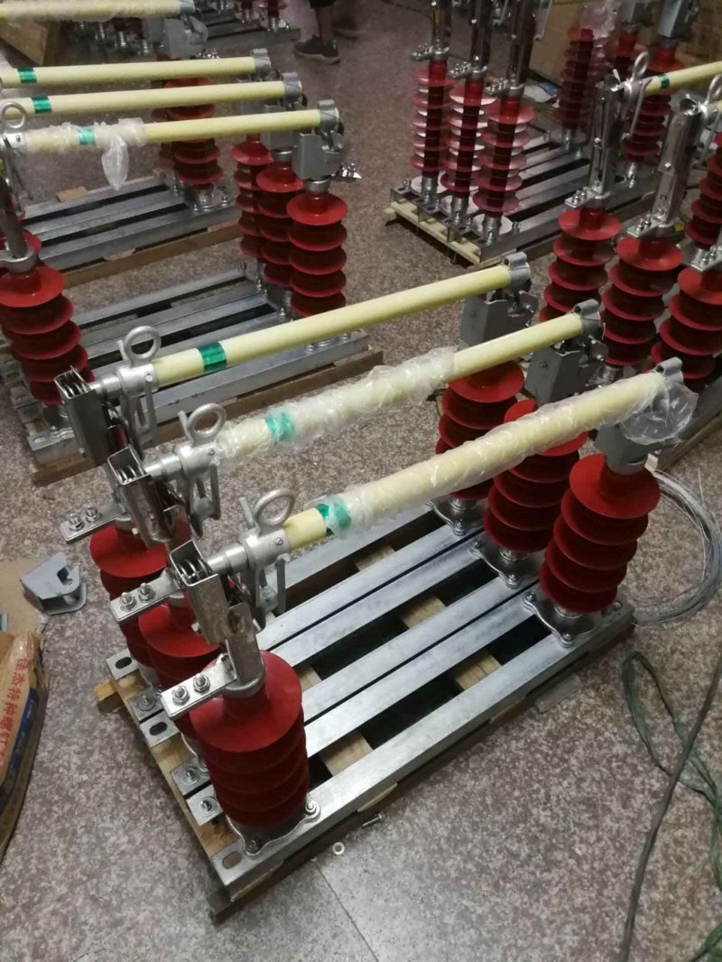 在工业生产和日常生活中，断路器扮演着至关重要的角色。然而，面对种类繁多的断路器产品和品牌，如何选择合适的断路器成为了许多工程师和用户头疼的问题。